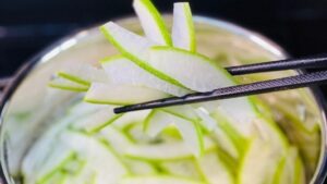 Cách nấu vỏ bưởi gội đầu tại nhà