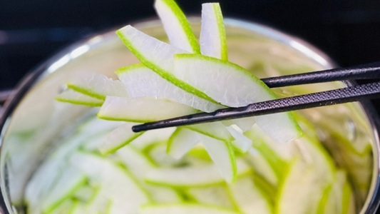 Cách nấu vỏ bưởi gội đầu tại nhà